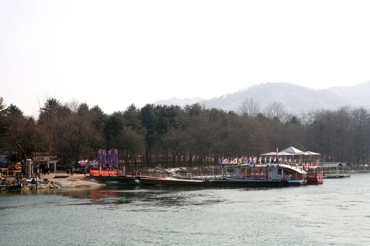 춘천시 호텔 추천 여행의 필수 코스: 남이섬 - 춘천여행 여행