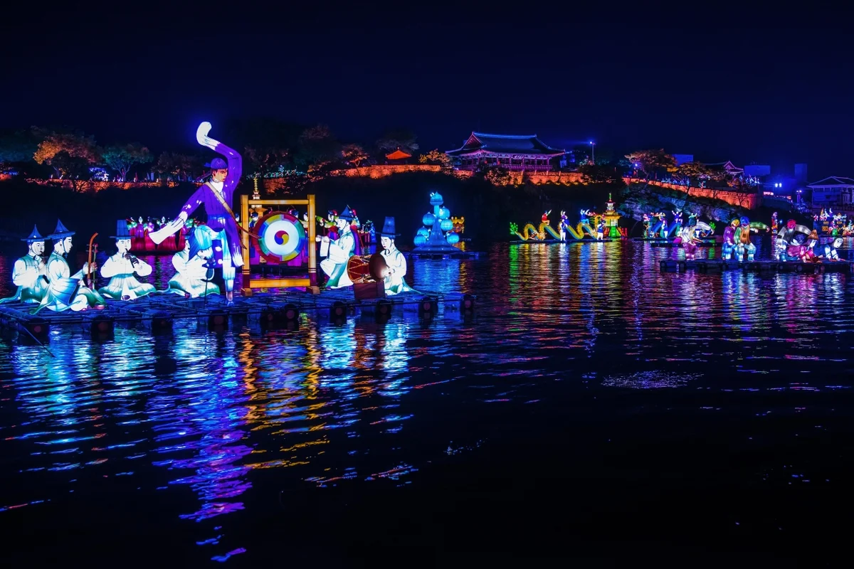 진주남강유등축제 전시 (출처 : 한국관광공사)