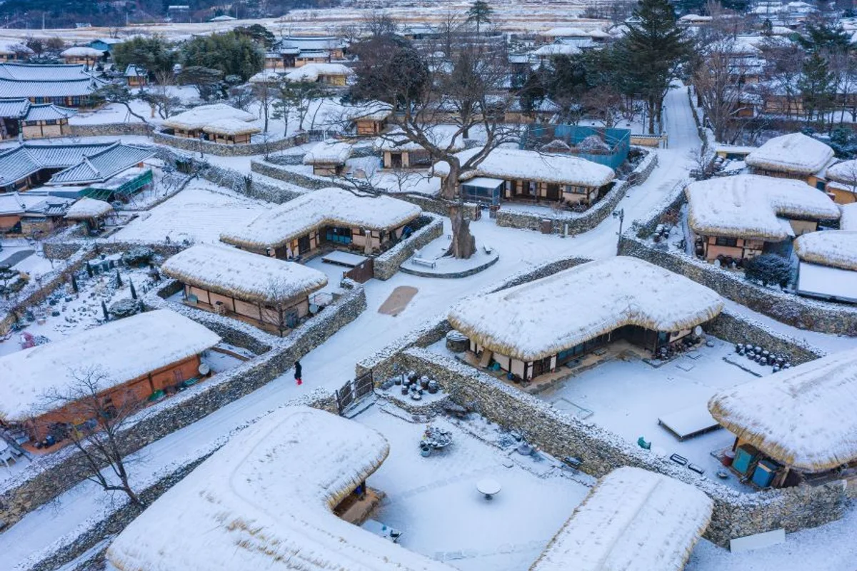 외암민속마을 자전거길 (출처 : 한국관광공사)