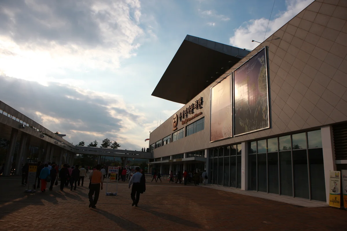 백제역사문화관: 백제의 지혜를 만나는 공간 - 백제문화단지 여행