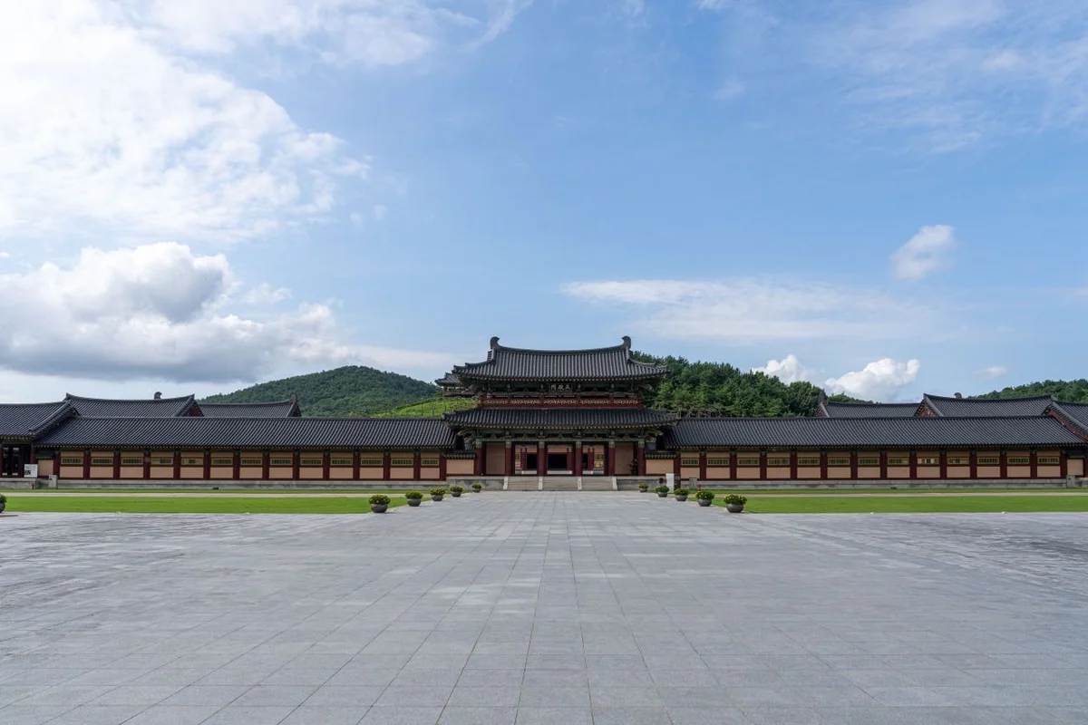 백제문화단지 사비궁: 왕의 숨결이 깃든 웅장한 궁궐 - 백제문화단지 여행